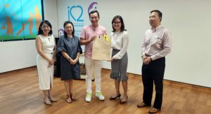As a gesture of appreciation for Mr. Eric Chua's visit, Dr Audrey Looi, one of our Directors, presented him with an art piece created by one of our students, Matthew Ng.