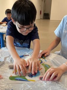As part of their learning and exploration, the participants had the chance to work with terracotta, a coarse and porous clay.