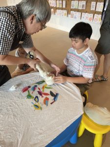 iC2 students and their siblings attended another touch collection workshop by Singapore Art Museum (SAM). This time, they were introduced to Justin Lee’s artwork* titled East & West, represented by a 3D sculpture of a terracotta warrior.