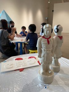 iC2 students and their siblings attended another touch collection workshop by Singapore Art Museum (SAM). This time, they were introduced to Justin Lee’s artwork* titled East & West, represented by a 3D sculpture of a terracotta warrior.