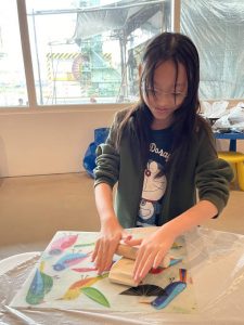 As part of their learning and exploration, the participants had the chance to work with terracotta, a coarse and porous clay.