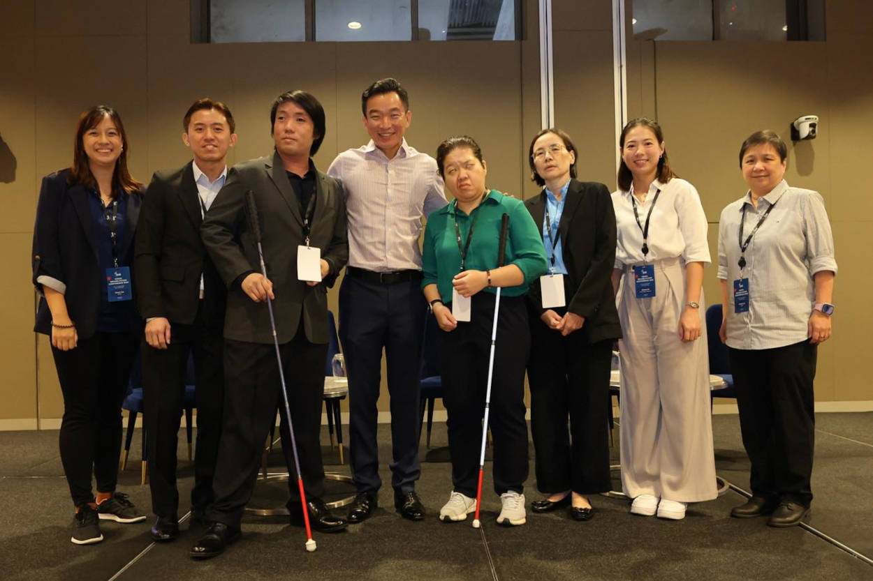 A group photo with Mr Eric Chua (Senior Parliamentary Secretary, Ministry of Law & Ministry of Social and Family Development)