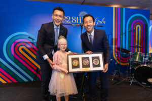 iC2 Executive Director, Mr Edwin Lim and Savannah (iC2 Beneficiary) presenting a token of appreciation to our Special Guest, Mr Xie Yao Quan